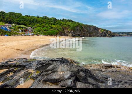 Felsen und Sandstrand am Tresaith in Ceredigion West Wales UK, wo der Afon Saith oder Saith River ins Meer fließt. Stockfoto