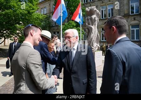 Luxemburg, Luxemburg. 10. Juli 2023. Bundespräsident Frank-Walter Steinmeier begrüßt Mitglieder der jüdischen Gemeinde vor dem Denkmal für die Opfer der Shoah. Präsident Steinmeier und seine Frau sind zu einem zweitägigen offiziellen Besuch in Luxemburg. Kredit: Bernd von Jutrczenka/dpa/Alamy Live News Stockfoto