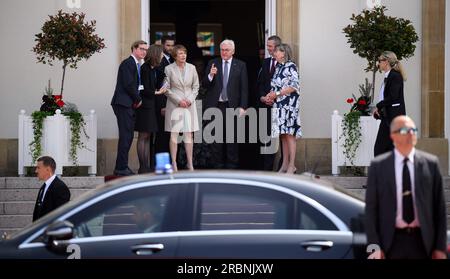 Luxemburg, Luxemburg. 10. Juli 2023. Der deutsche Präsident Frank-Walter Steinmeier und seine Frau Elke Büdenbender kommen zusammen mit Lydie Polfer, Bürgermeisterin der Stadt Luxemburg, vom Rathaus Luxemburg. Präsident Steinmeier und seine Frau sind zu einem zweitägigen offiziellen Besuch in Luxemburg. Kredit: Bernd von Jutrczenka/dpa/Alamy Live News Stockfoto