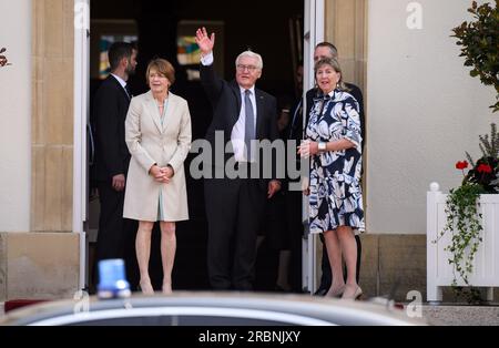 Luxemburg, Luxemburg. 10. Juli 2023. Der deutsche Präsident Frank-Walter Steinmeier und seine Frau Elke Büdenbender kommen zusammen mit Lydie Polfer, Bürgermeisterin der Stadt Luxemburg, vom Rathaus Luxemburg. Präsident Steinmeier und seine Frau sind zu einem zweitägigen offiziellen Besuch in Luxemburg. Kredit: Bernd von Jutrczenka/dpa/Alamy Live News Stockfoto