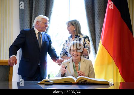 Luxemburg, Luxemburg. 10. Juli 2023. Bundespräsident Frank-Walter Steinmeier und seine Frau Elke Büdenbender unterzeichnen das Goldene Buch der Stadt Luxemburg in Anwesenheit von Lydie Polfer, Bürgermeisterin der Stadt Luxemburg, im Rathaus. Präsident Steinmeier und seine Frau sind zu einem zweitägigen offiziellen Besuch in Luxemburg. Kredit: Bernd von Jutrczenka/dpa/Alamy Live News Stockfoto