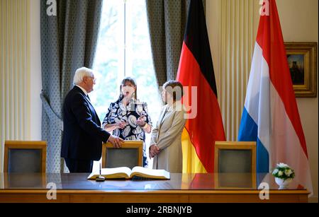 Luxemburg, Luxemburg. 10. Juli 2023. Der deutsche Präsident Frank-Walter Steinmeier und seine Frau Elke Büdenbender unterhalten sich mit Lydie Polfer, Bürgermeisterin der Stadt Luxemburg, im Rathaus von Luxemburg, nachdem sie das Goldene Buch der Stadt unterzeichnet haben. Präsident Steinmeier und seine Frau sind zu einem zweitägigen offiziellen Besuch in Luxemburg. Kredit: Bernd von Jutrczenka/dpa/Alamy Live News Stockfoto