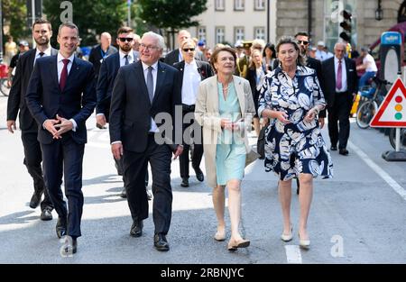 Luxemburg, Luxemburg. 10. Juli 2023. Bundespräsident Frank-Walter Steinmeier und seine Frau Elke Büdenbender werden durch die Stadt geführt von Lydie Polfer (r), Bürgermeister der Stadt Luxemburg, und Serge Wilmes (l), erster Stadtrat der Stadt Luxemburg. Präsident Steinmeier und seine Frau sind zu einem zweitägigen offiziellen Besuch in Luxemburg. Kredit: Bernd von Jutrczenka/dpa/Alamy Live News Stockfoto