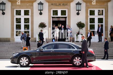Luxemburg, Luxemburg. 10. Juli 2023. Der deutsche Präsident Frank-Walter Steinmeier und seine Frau Elke Büdenbender kommen zusammen mit Lydie Polfer, Bürgermeisterin der Stadt Luxemburg, vom Rathaus Luxemburg. Präsident Steinmeier und seine Frau sind zu einem zweitägigen offiziellen Besuch in Luxemburg. Kredit: Bernd von Jutrczenka/dpa/Alamy Live News Stockfoto