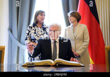 Luxemburg, Luxemburg. 10. Juli 2023. Der deutsche Präsident Frank-Walter Steinmeier und seine Frau Elke Büdenbender (r) unterzeichnen das Goldene Buch der Stadt in Anwesenheit von Lydie Polfer, Bürgermeisterin der Stadt Luxemburg, im Rathaus von Luxemburg. Präsident Steinmeier und seine Frau sind zu einem zweitägigen offiziellen Besuch in Luxemburg. Kredit: Bernd von Jutrczenka/dpa/Alamy Live News Stockfoto