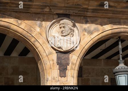 Medaillon mit Bild von Antonio de Nebrija an der Fassade des Plaza Mayor Square - Salamanca, Spanien Stockfoto