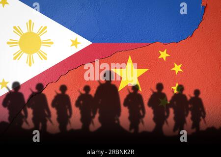 China und Philipines Flaggen, die mit Soldatenschatten auf eine Betonwand gemalt wurden Stockfoto