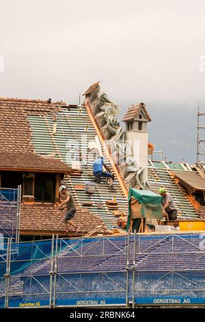 Arbeiter, die das Dach der Burg Vaduz, Liechtenstein, Europa, ersetzen Stockfoto