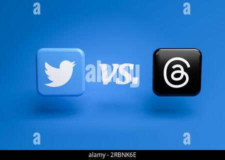 Twitter hat einen neuen Mitbewerber: Instagrams Threads. Logos von Twitter und Instagrams textbasierten Conversation App Threads nebeneinander gegen blu Stockfoto