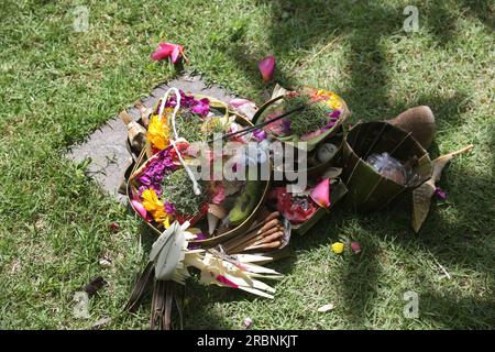 Canang Sari, gewebter Bambusbehälter mit Reis, Blumen, Weihrauch, Süßigkeiten und Obst. Das ist ein Opfer für die Götter, als Geste der Dankbarkeit in Bali Stockfoto