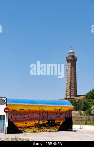 Der alte Leuchtturm am westlichen Ende des Strandes La Rada, Estepona Spanien. Die achteckige Steinstruktur überblickt den alten Hafen und den neuen Hafen. Stockfoto