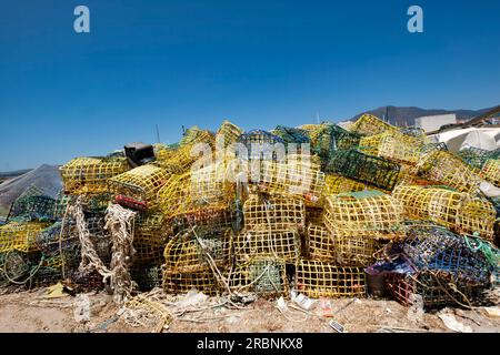 Ein Stapel von farbenfrohen Hummern und Krabbentöpfen oder Körben aus Plastik, die von Fischern am Hafen Estepona, Spanien, zum Trocknen gelassen wurden Stockfoto