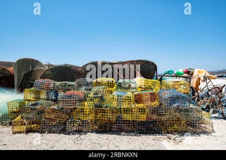 Ein Stapel von farbenfrohen Hummern und Krabbentöpfen oder Körben aus Plastik, die von Fischern am Hafen Estepona, Spanien, zum Trocknen gelassen wurden Stockfoto