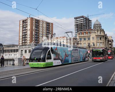 BILBAO, SPANIEN - September 6. 2019: Stadtbild der europäischen Stadt in der Provinz Biskaya, klarer blauer Himmel an warmen, sonnigen Sommertagen. Stockfoto