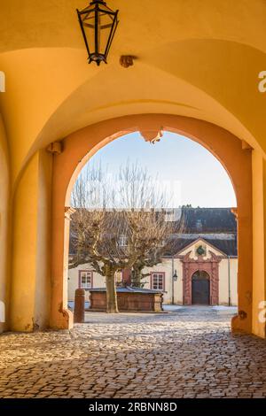 Tor zum Innenhof von Schloss Bad Homburg, Taunus, Hessen, Deutschland Stockfoto