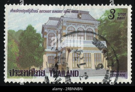 RUSSLAND KALININGRAD, 2. JUNI 2016: Stempel gedruckt von Thailand, zeigt das Ratcharit Rungrot Königshaus, ca. 1990 Stockfoto