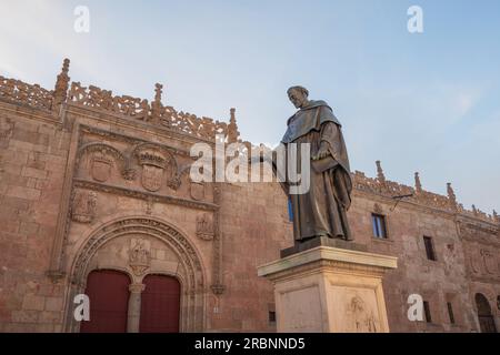 Fray Luis de Leon Statue vor dem Gebäude der Alten Universität von Salamanca - Salamanca, Spanien Stockfoto