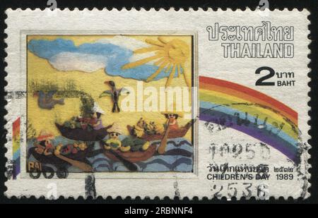 RUSSLAND KALININGRAD, 2. JUNI 2016: Briefmarke gedruckt von Thailand, zeigt Menschen, die in Booten schweben, um 1989 Stockfoto