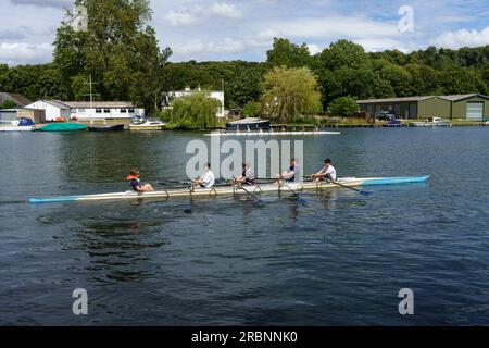 Junge Mitglieder aus einem Ruderclub am Fluss in Henley an der Themse. Stockfoto