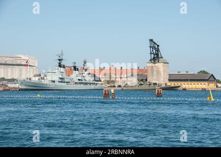 Rund um Kopenhagen - Fregatten Peder Skram - F 352. Und HDMS Sehested (P 547) Stockfoto