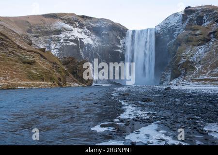 Der Wasserfall Skógafoss (Skogafoss) ist einer der größten Wasserfälle in Island im Winter, Island und Europa Stockfoto