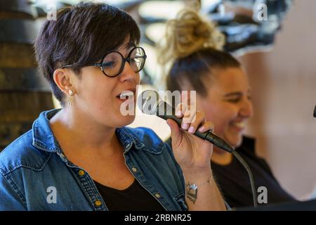 Natalia Tascon i Maria Magdalena Amengual. Sänger, Calendari Folklòric de Rafel Ginard, Binisalem, Mallorca, Balearen, Spanien. Stockfoto