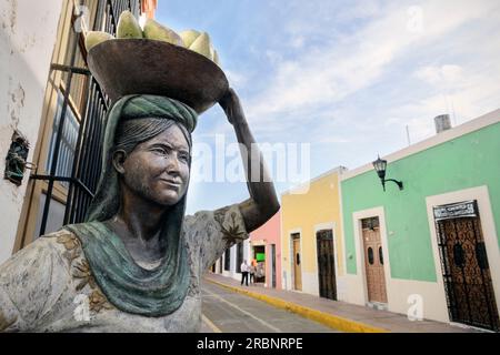 Skulptur einer Frau mit Mangos auf dem Kopf in den Straßen von San Francisco de Campeche, Yucatán, Mexiko, Nordamerika, Lateinamerika, UNESCO-WELTKULTURERBE W. Stockfoto