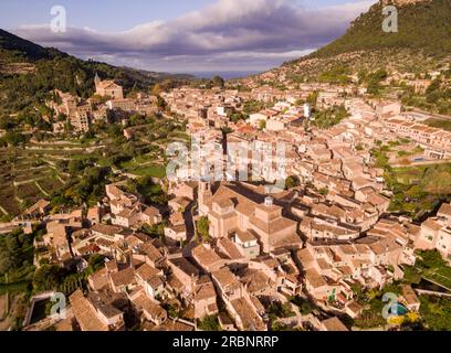 Luftaufnahme von Valldemossa, Kirche Sant Bartomeu, Cartuja und der Palast des Königs Sancho, Valldemossa, Sierra de Tramuntana, Mallorca, Balearen, Spanien, Europa. Stockfoto