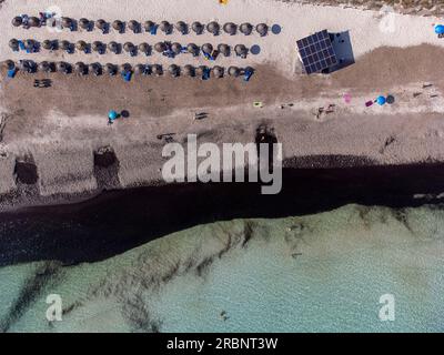 Schirmlinien für Touristen, Sa Rapita Strand aus der Vogelperspektive, Campos, Mallorca, Balearen, Spanien. Stockfoto