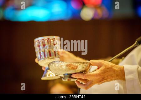 Elemente des eucharistischen sakramentalen Brots und sakramentalen Weins, der Kirche La Porcincula, Mallorca, Balearen, Spanien. Stockfoto