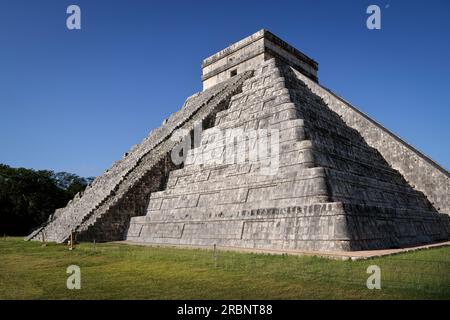 Kukulcán Pyramide (auch El Castillo) in der Ruine der Stadt Chichén-Itzá, Yucatán, Mexiko, Nordamerika, Lateinamerika, UNESCO-Weltkulturerbe Stockfoto