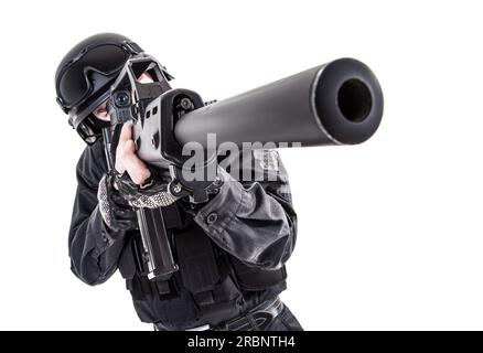 Sondereinsatzkommando SWAT in schwarzer Uniform Zielgewehr, Studiofoto Stockfoto