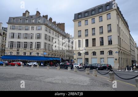 Paris, Frankreich - 17. März 2023: Autos auf der halbkreisförmigen plaza im Odeon-Viertel im 6. Arrondissement von Paris, Frankreich. Stockfoto