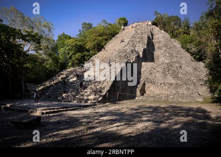 Besucher, die die Ruinen der Nohoch Mul-Pyramide in der Maya-Ruine Cobá, Yucatán, Mexiko, Nordamerika, Lateinamerika besteigen Stockfoto