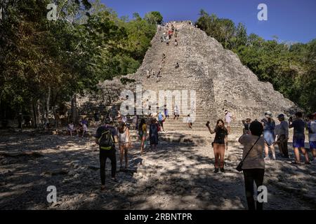 Besucher fotografieren sich vor den Ruinen der Nohoch Mul-Pyramide in den Maya-Ruinen von Cobá, Yucatán, Mexiko, Nordamerika und Lateinamerika Stockfoto