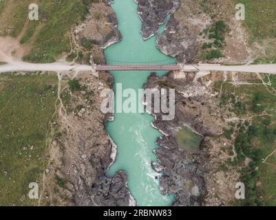 Die Katun-Stromschnellen im Sommer an der Oroctoy-Brücke in der Republik Altai, Russland, Altai-Berge, Luftpanorama von der Drohne Stockfoto