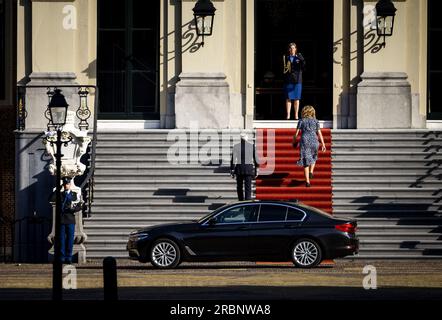 DEN HAAG - Präsident des Abgeordnetenhauses Vera Bergkamp trifft im Huis Ten Bosch Palace ein, um König Willem-Alexander über die Debatte zu informieren, die das Abgeordnetenhaus der Generalstaaten über die Situation geführt hat, die sich nach den Anträgen des Kabinetts auf Rücktritt ergeben hat. ANP REMKO DE WAAL niederlande raus - belgien raus Stockfoto