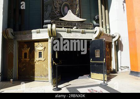 Eingang zum Vorplatz, Grauman's Chinese Theatre, Hollywood Boulevard, Hollywood, Los Angeles, Kalifornien, USA, Nordamerika Stockfoto