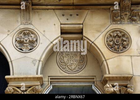 Monogramm über das historische Grimes Arcade-Gebäude in Wigan Stockfoto