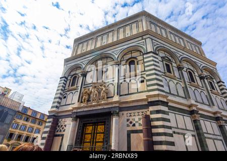 Florenz, Italien - 9. Mai 2023. Florenzbaptisterium vor dem Dom in Florenz, Italien Stockfoto