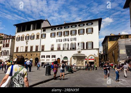 Florenz, Italien - 09. Mai 2023 Giovanni delle Banda Nere, eine Marmorskulptur von Baccio Bandinelli, ist vor dem Hintergrund einer Wohnung zu sehen Stockfoto