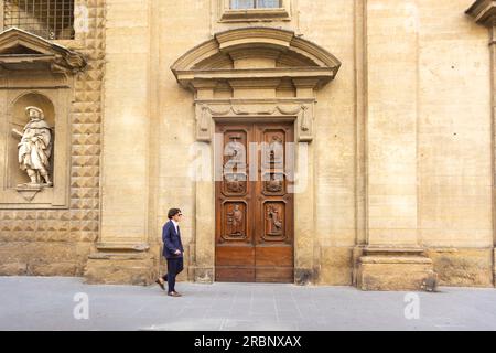 Alte dekorierte Vintage-Tür im historischen Zentrum von Florenz, Italien. 9. Mai 2023 Stockfoto