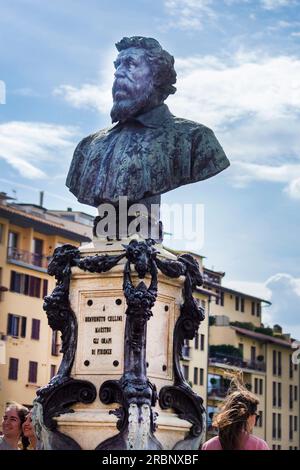 Florenz, Italien - 9. Mai 2023 Monument Benvenuto Cellini auf der Brücke Ponte Vecchio über den Arno Stockfoto