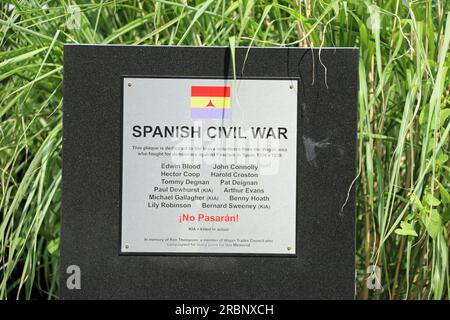 Gedenktafel zum spanischen Bürgerkrieg in der Library Street in Wigan Stockfoto