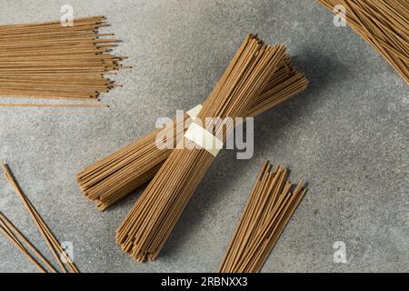 Organisch trockene Soba-Nudeln aus Buchweizen, bereit zum Kochen Stockfoto