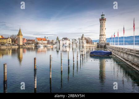 Hafen mit Mangturm und Leuchtturm, Lindau am Bodensee, Schwäbien, Bayern, Deutschland Stockfoto