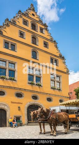 Pferdekutsche auf dem Marktplatz in der Altstadt von Dinkelsbühl, Mittelfrankreich, Bayern Stockfoto