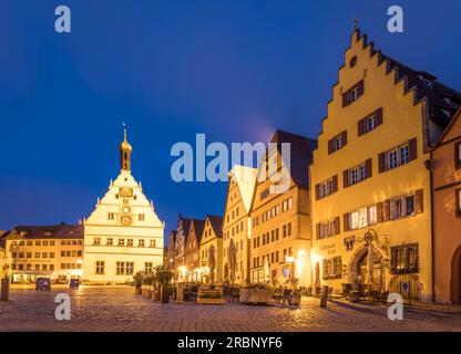 Historische Häuser auf dem Marktplatz in der Altstadt von Rothenburg ob der Tauber, Mittelfrankreich, Bayern, Deutschland Stockfoto