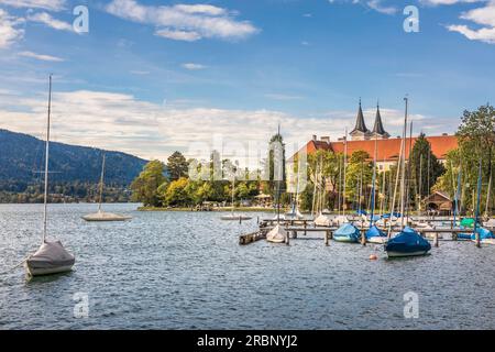 Bootshafen in Tegernsee, im Hintergrund Kloster Tegernsee, Oberbayern, Bayern, Deutschland Stockfoto