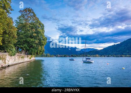 Segelboot am Ufer des Tegernsees, Tegernsee, Oberbayern, Bayern, Deutschland Stockfoto
